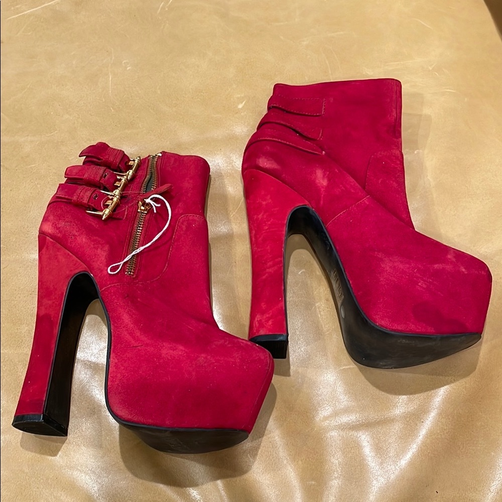 DV8 BY DOLCE VITA Women's Red Velvet Platform Heels Size 9